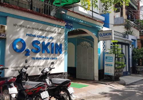 Hình ảnh bác sĩ da liễu tư vấn cho bệnh nhân tại Phòng Khám O2 Skin Tô Hiến Thành