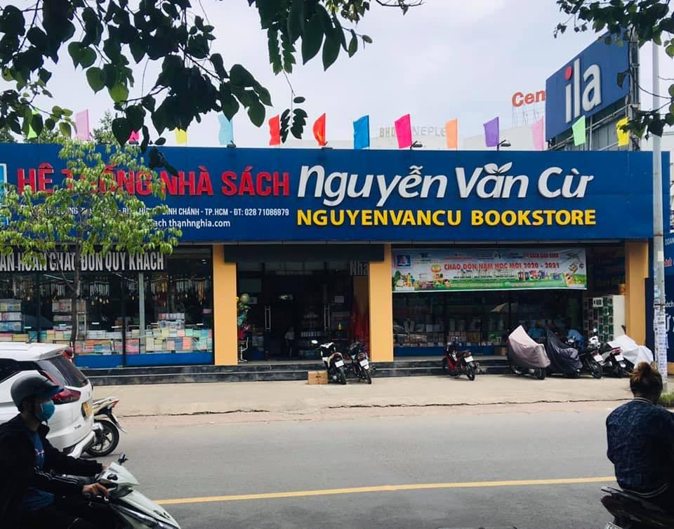 Khong gian ben trong Nha Sach Nguyen Van Cu tai Binh Chanh voi nhieu ke sach