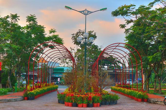 Khung cảnh yên bình với cây xanh và đường đi bộ tại Công viên 27-8, Tân Phước, Tiền Giang