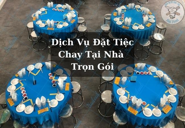 Đầu bếp đang làm việc trong bếp với tác phong chuyên nghiệp, gọn gàng, thể hiện sự chú trọng vệ sinh an toàn thực phẩm.