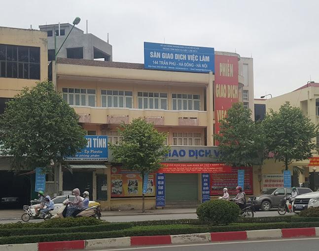 Nhân viên tư vấn tại trung tâm hỗ trợ người lao động tìm việc và giải đáp thắc mắc