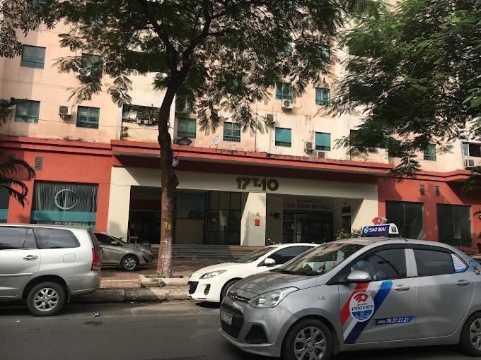 Khung cảnh sầm uất của khu vực Quận 1 gần Jovia Hotel, với người đi bộ và các cửa hàng.