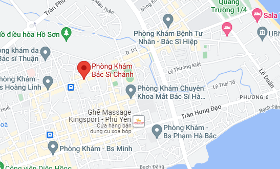 Khung cảnh bên trong hoặc bên ngoài quán Hủ Tiếu Tuyết Ngân Mỹ Tho thể hiện không khí địa phương và lượng khách ghé thăm
