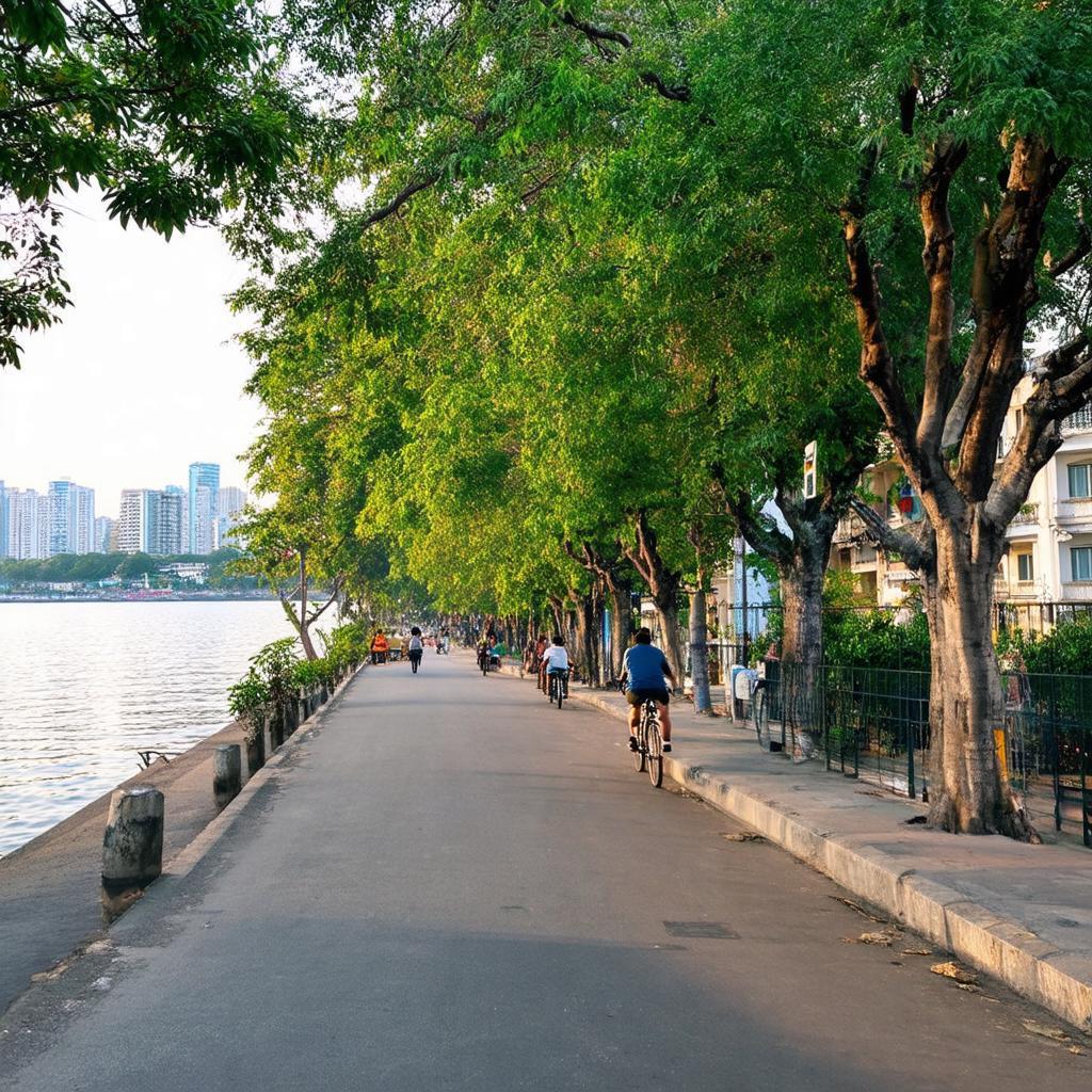 Khung cảnh yên bình trên phố Vòng Thị nhìn ra Hồ Tây, Hà Nội, với cây xanh và mặt hồ gợn sóng.