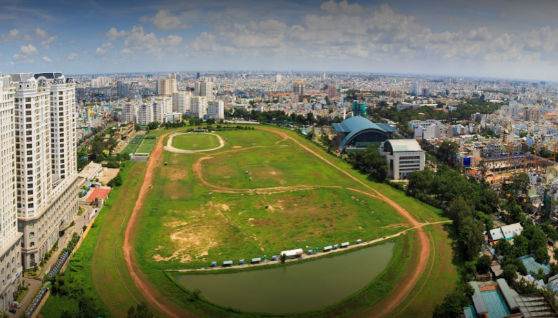 Những người đang tập luyện nhiều môn thể thao khác nhau tại TT Thể dục Thể thao Quận 9