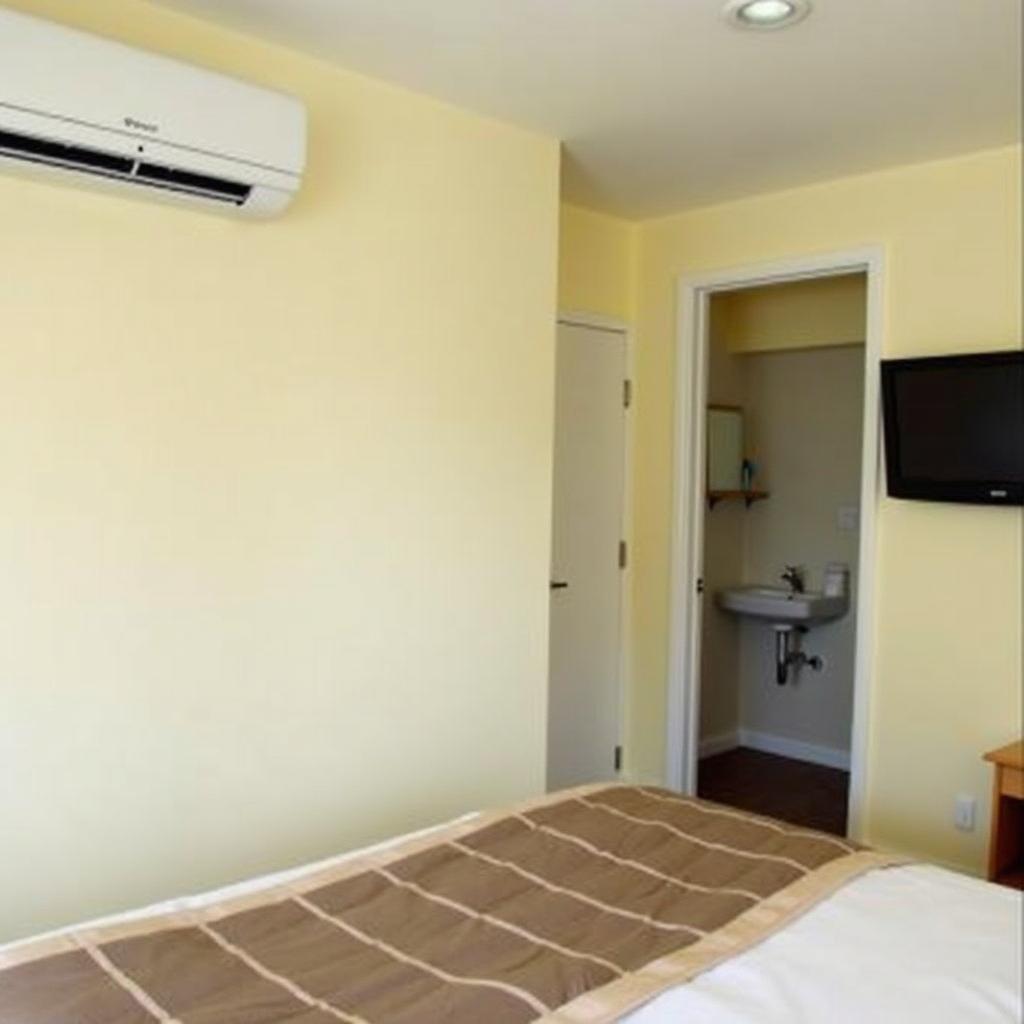 Hình ảnh minh họa phòng nghỉ tại Hotel Hoàng Quân Gò Vấp với giường, máy lạnh và tiện nghi cơ bản