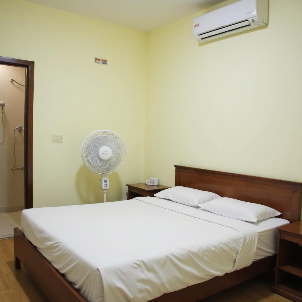 Hình ảnh phòng ngủ cơ bản với giường, quạt và nhà vệ sinh riêng tại Hoài Thương Hotel Pleiku
