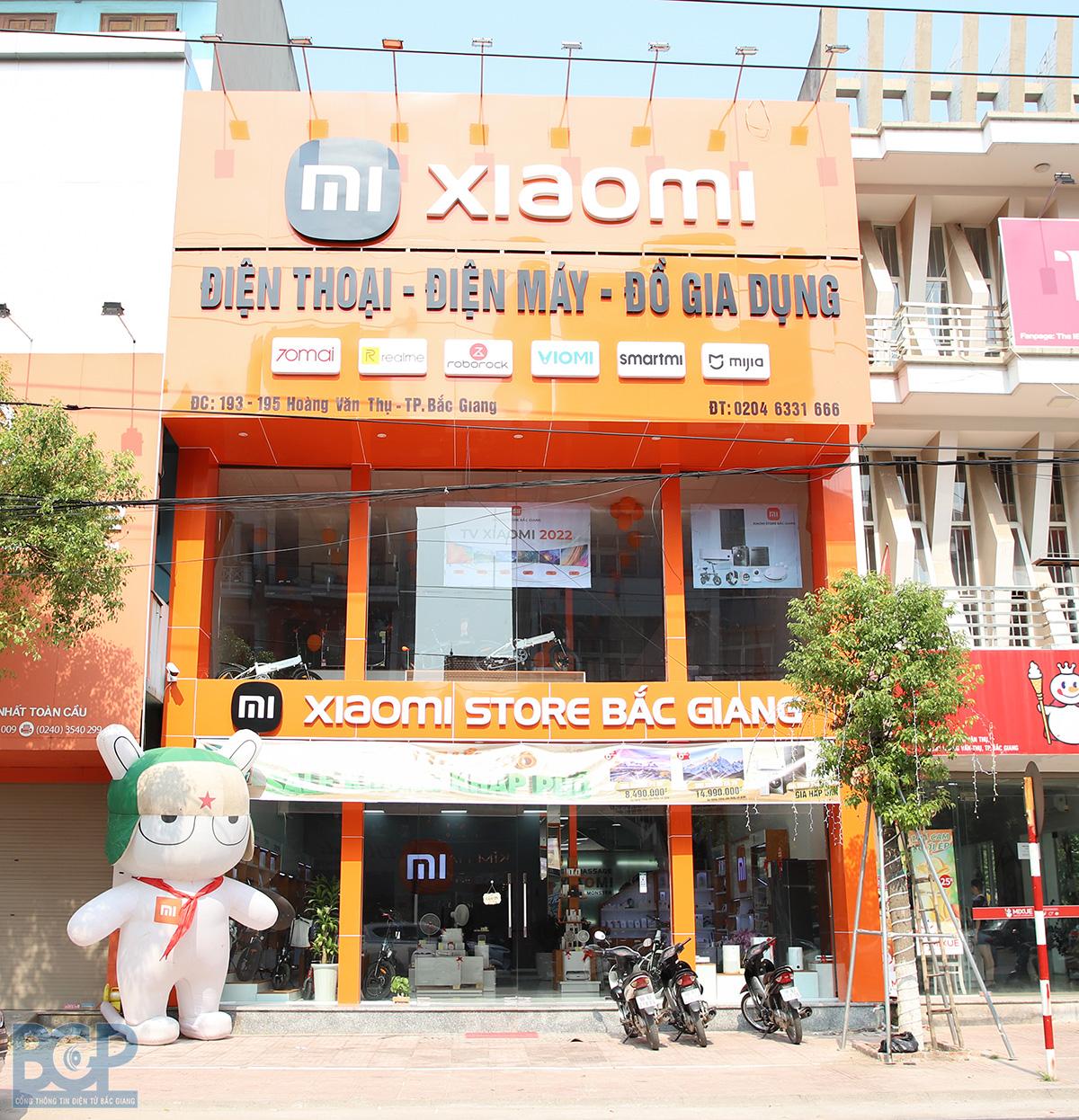 Trưng bày đa dạng phụ kiện công nghệ và thiết bị nhà thông minh của Xiaomi tại cửa hàng