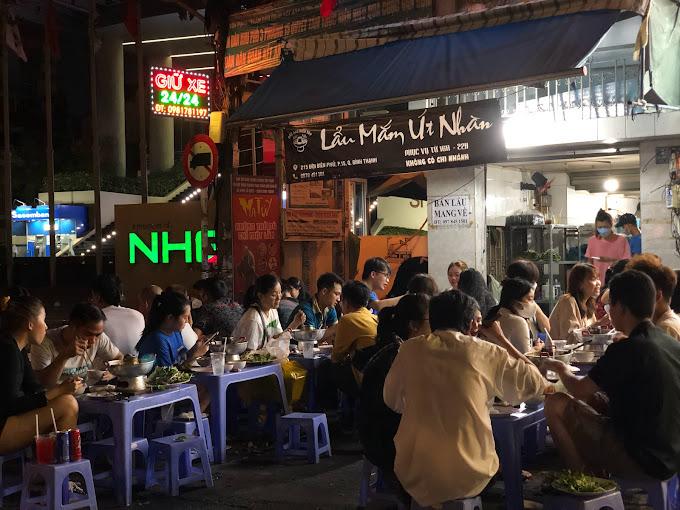 Các loại rau tươi ngon đa dạng ăn kèm lẩu mắm tại quán Lẩu Mắm Trúc Giang Bến Tre.