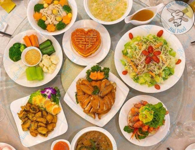 Trình bày mâm cơm với nhiều món ăn ngon, phong phú, minh họa thực đơn đa dạng của dịch vụ nấu ăn gia đình.