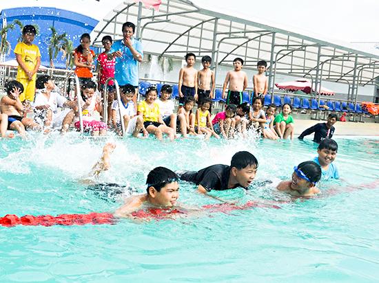 Trẻ em đang vui vẻ học các lớp năng khiếu như vẽ, múa, đàn tại Nhà Thiếu Nhi Quận 9