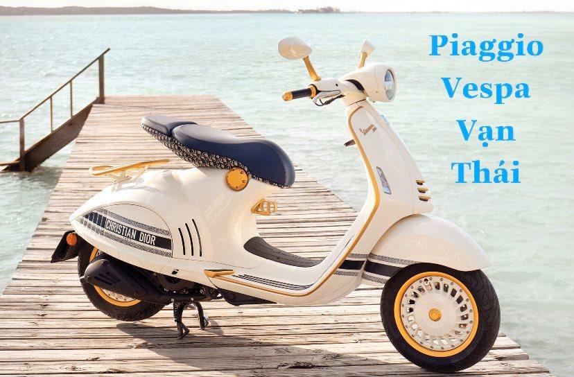 Kỹ thuật viên chuyên nghiệp đang bảo dưỡng và sửa chữa xe Piaggio Vespa tại trung tâm dịch vụ