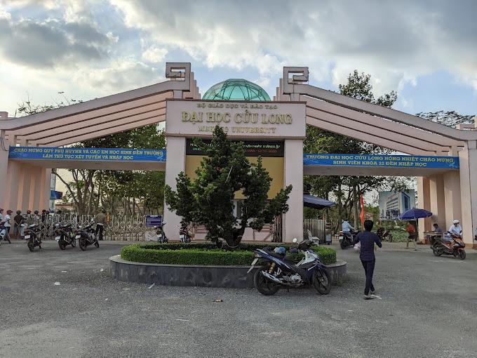 Mặt tiền và lối vào Trường Đại học Hoa Sen cơ sở Nguyễn Văn Tráng, Quận 1
