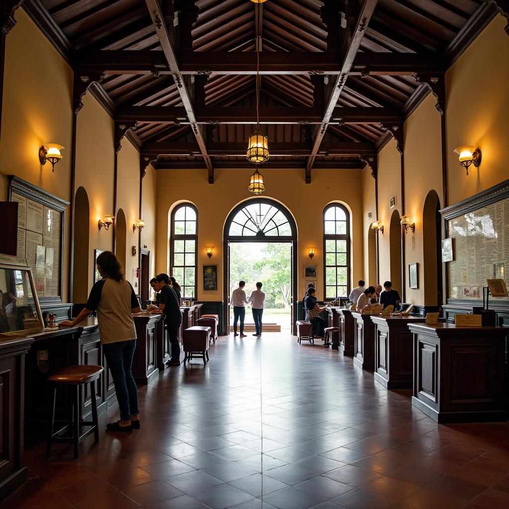 Bên trong bưu điện trung tâm Đà Lạt, không gian rộng rãi với quầy dịch vụ truyền thống.