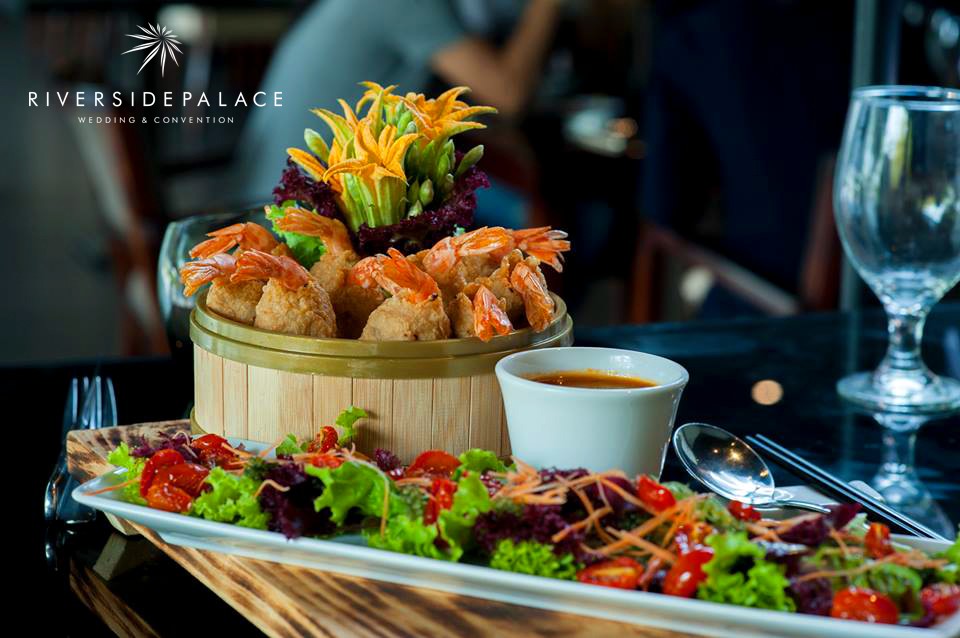 Món khai vị chả giò bách hoa sốt chua ngọt sẽ dễ dàng chinh phục vị giác của khách tham dự tiệc cưới tại Riverside Palace