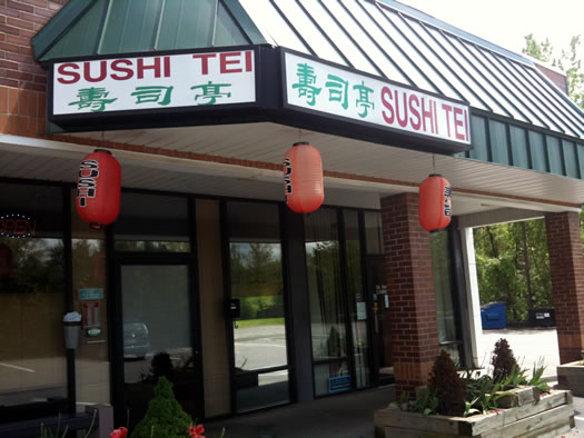 Bên ngoài nhà hàng Sushi Tei, dễ dàng tìm thấy menu tại đây