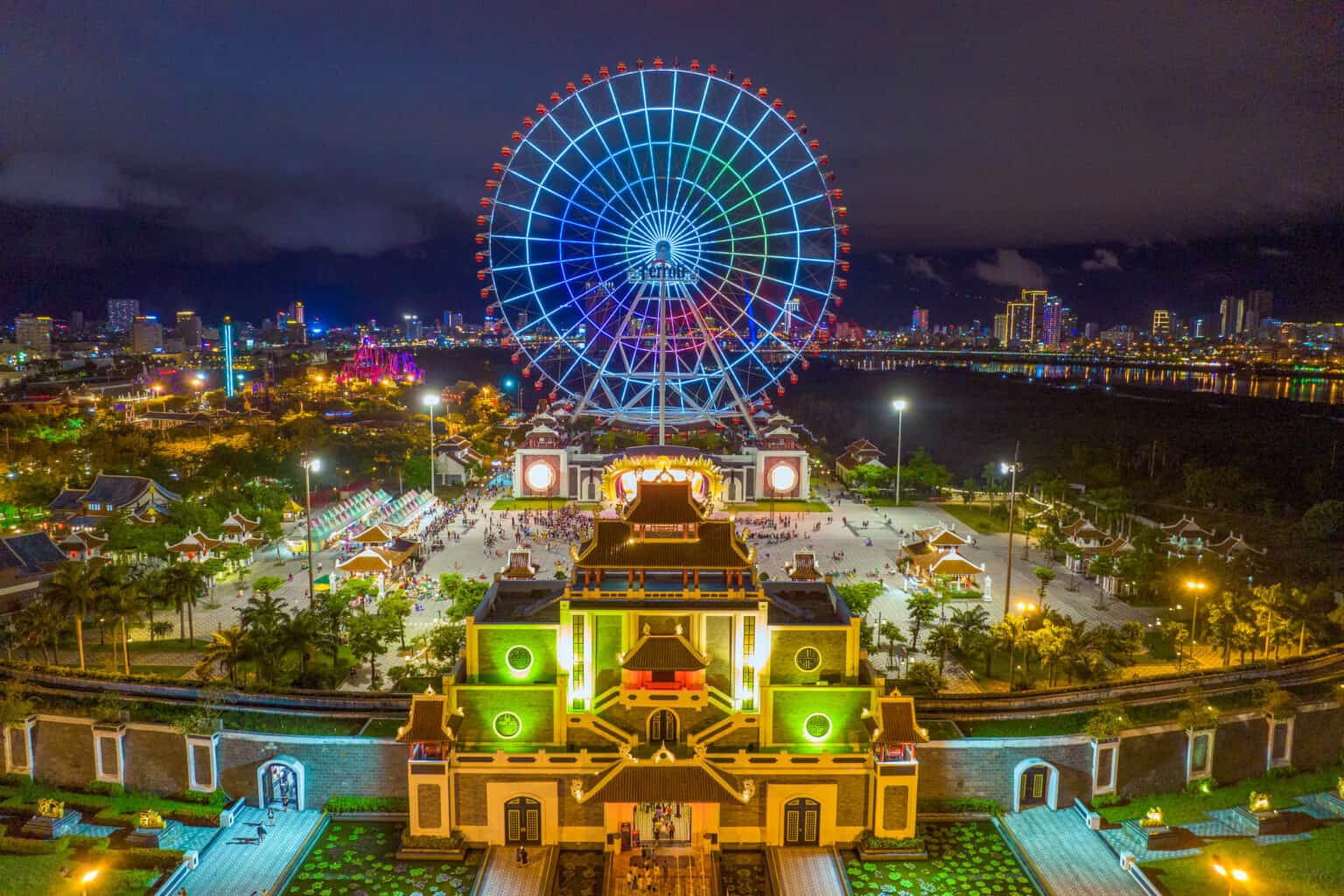 Sun Wheel at night, biểu tượng của Công viên Châu Á
