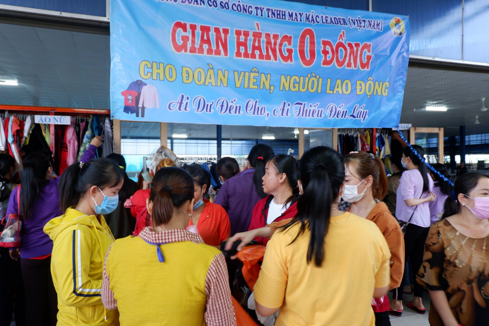 "Gian hàng 0 đồng" của Công ty TNHH May mặc Leader (Việt Nam) ấm tình sẻ chia