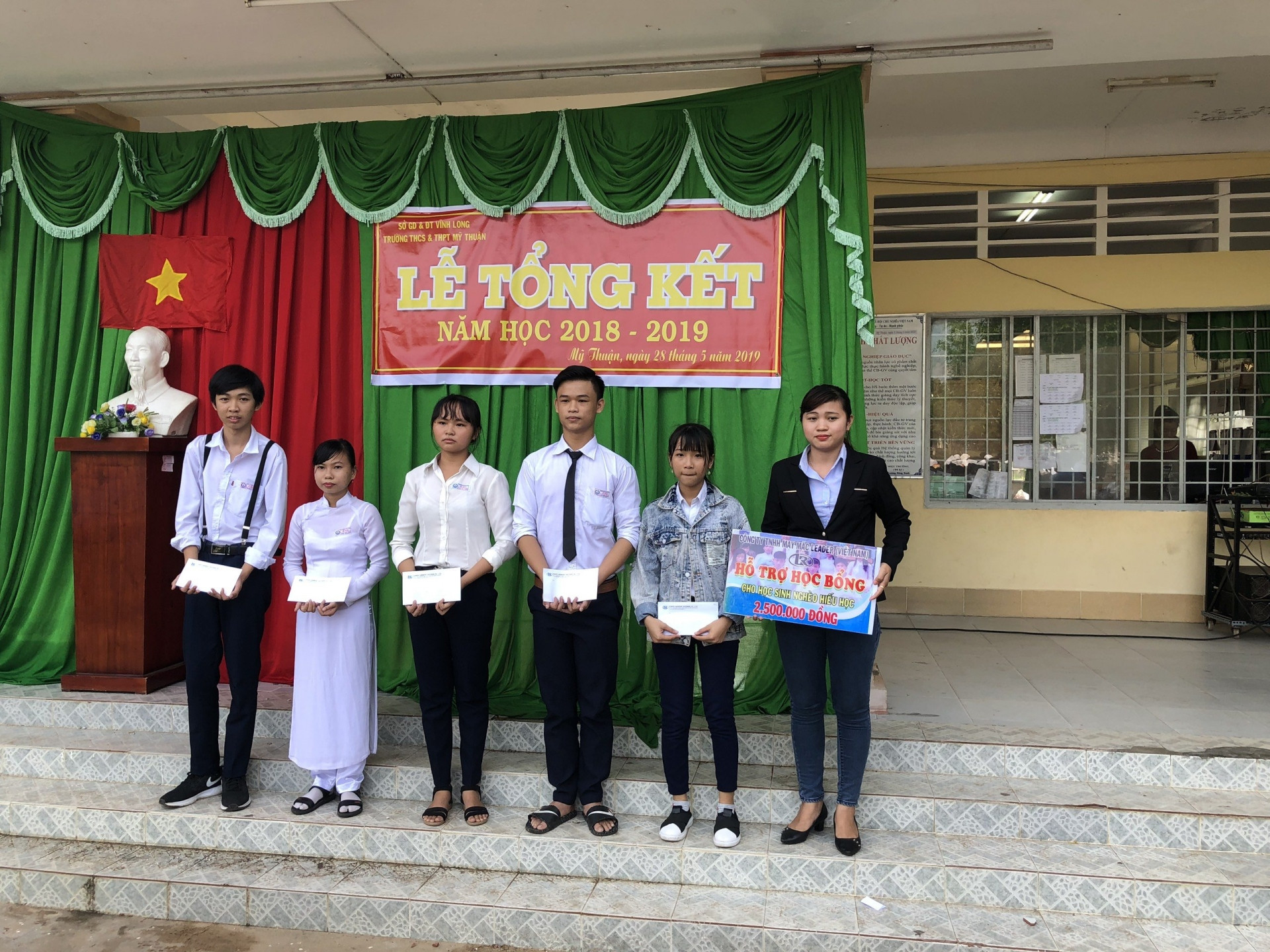 Công ty TNHH May mặc Leader (Việt Nam) hỗ trợ học bổng cho con em công nhân
