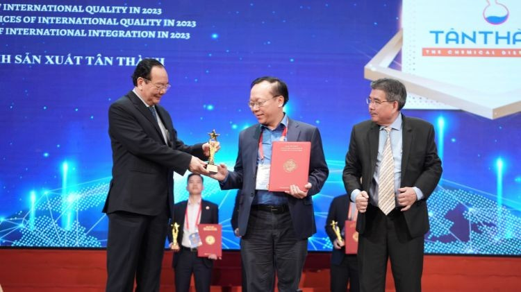 Công ty TNHH Sản xuất Tân Thành vinh dự lọt Top 10 Thương hiệu Vàng chất lượng quốc tế năm 2023