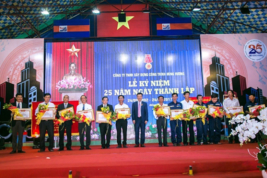 Giải thưởng được trao cho các cá nhân đã làm việc 25 năm tại công ty tnhh xây dựng công trình hùng vương, tôn vinh lòng trung thành