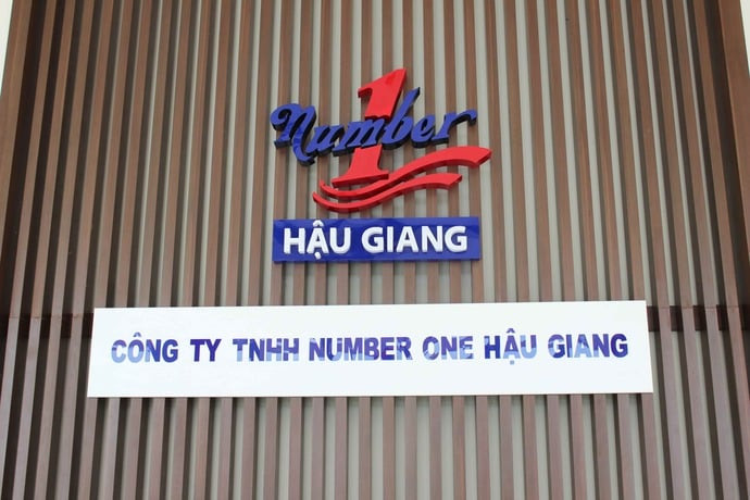 Nhân sự đang làm việc trong dây chuyền sản xuất hiện đại tại nhà máy allintitle:công ty tnhh number one hậu giang.