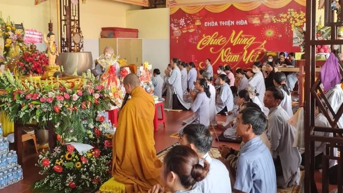 Kiến trúc cổng chùa Thiện Hòa với mái ngói cong và các họa tiết trang trí truyền thống