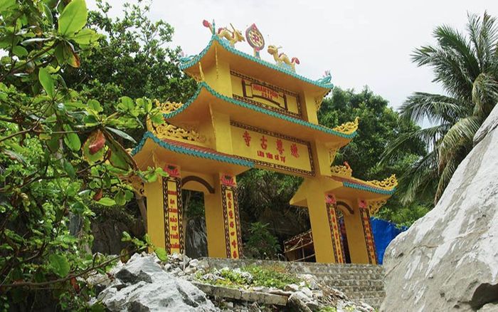 Không gian kiến trúc thanh tịnh của Chùa Liên Tôn khi du lịch Kiên Lương Kiên Giang