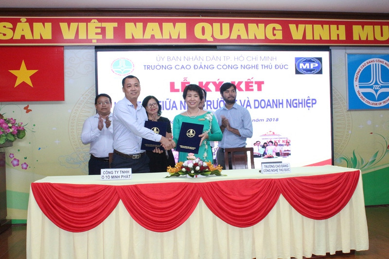 Buổi lễ ký kết hợp tác giữa CÔNG TY TNHH Ô TÔ MINH PHÁT và trường Cao đẳng nghề Thủ Đức, thể hiện trách nhiệm xã hội và phát triển nguồn nhân lực ngành ô tô