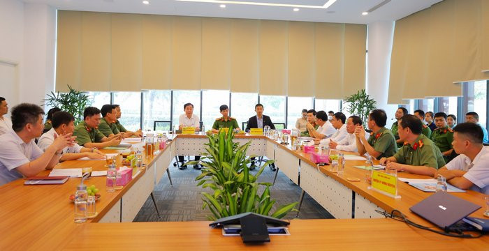 Lãnh đạo và cán bộ các sở ban ngành tham dự hội nghị