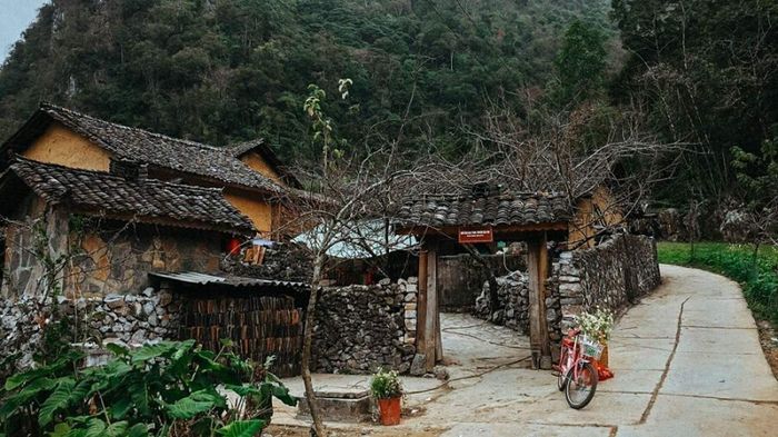Vẻ đẹp bình dị và cổ kính tại làng văn hóa du lịch Lũng Cẩm Hà Giang, thu hút du khách