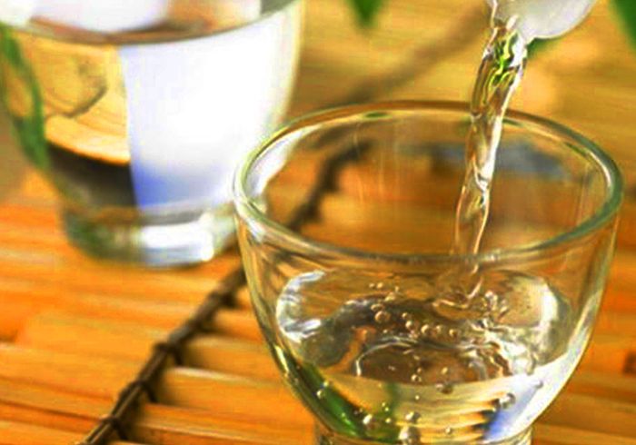 Rượu ngô đặc sản của người Mông uống vào đậm đà khó quên, làm nên văn hóa làng văn hóa du lịch Lũng Cẩm Hà Giang