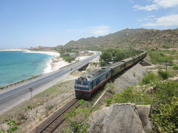 Tàu hỏa chạy dọc bờ biển, trải nghiệm du lịch tự túc Nha Trang độc đáo