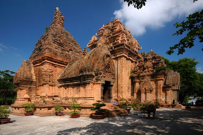 Kiến trúc độc đáo Tháp Bà Ponagar, khám phá văn hóa Chăm khi du lịch tự túc Nha Trang