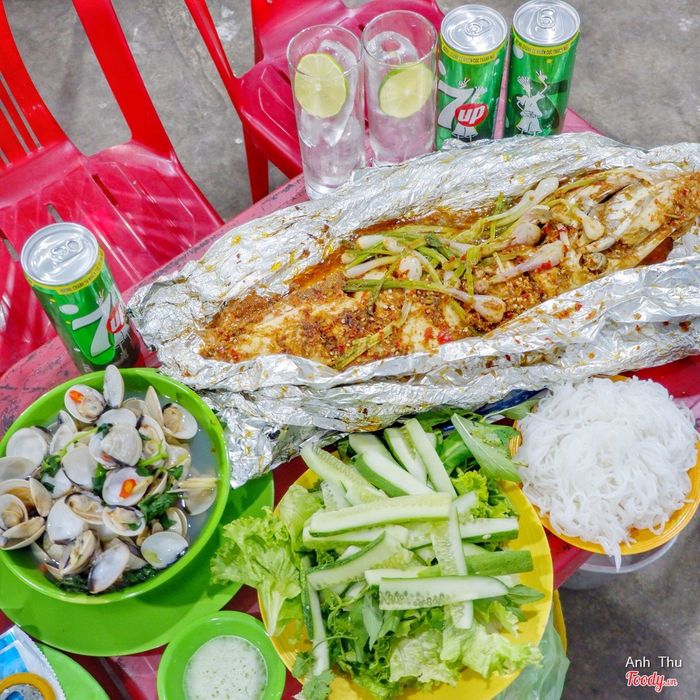 Cá nướng giấy bạc thơm ngon, món ăn đường phố hấp dẫn khi du lịch tự túc Nha Trang