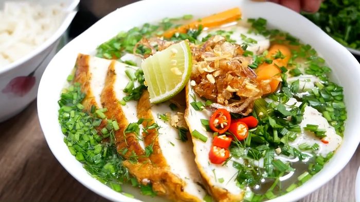 Tô bánh canh chả cá nóng hổi, đặc sản nên thưởng thức khi du lịch tự túc Nha Trang