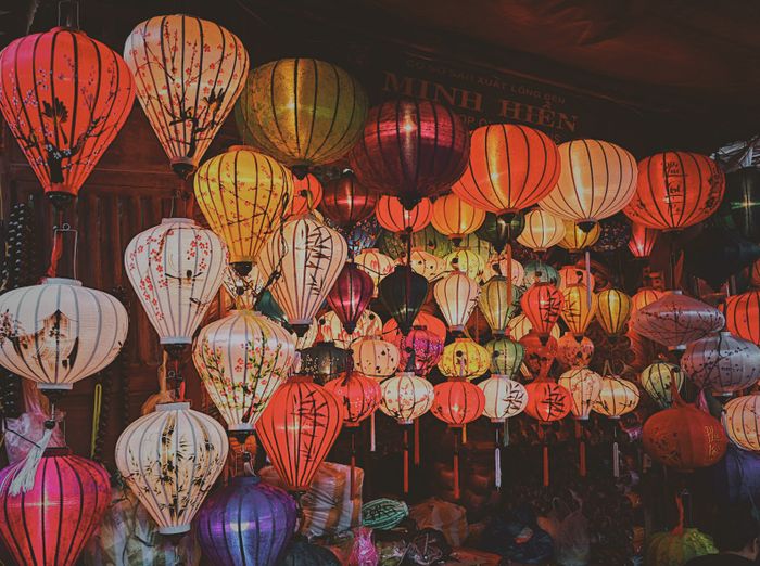 Thả hoa đăng tại Hội An: Hoạt động ý nghĩa khi du lịch cùng mẹ