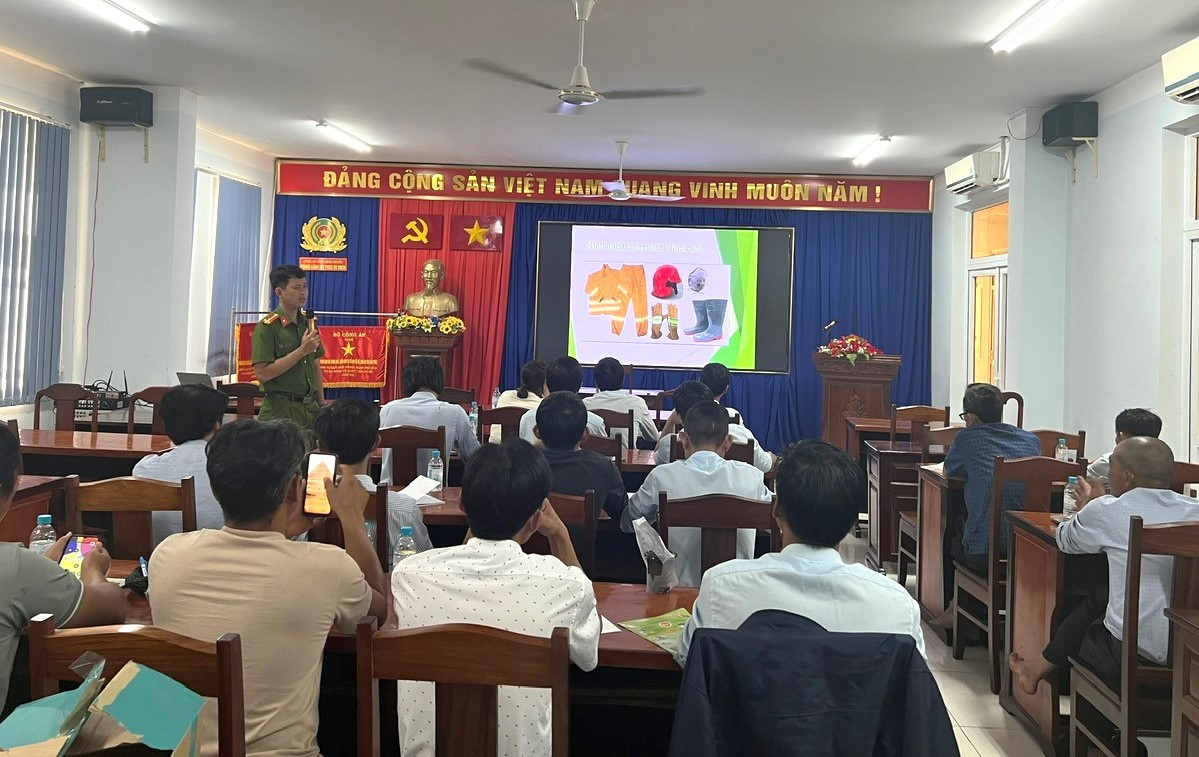 Hình ảnh cán bộ công nhân viên Công ty TNHH MTV Dịch vụ Thủy lợi Bình Phước tham gia buổi tập huấn phòng cháy chữa cháy, thể hiện sự quan tâm đến an toàn lao động và hiệu quả hoạt động trong một sơ đồ tổ chức công ty tnhh.