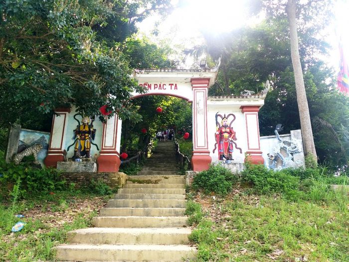 Đền Pác Tạ là một trong những điểm linh thiêng được nhiều du khách thường xuyên ghé thăm khi đến Tuyên Quang