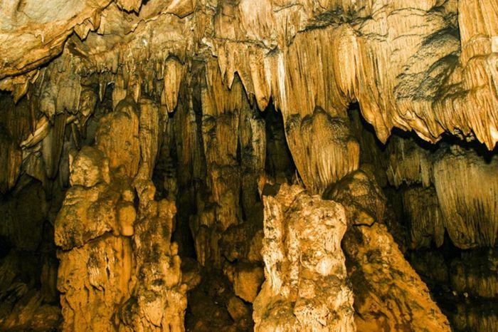Động Song Long là một điểm tham quan đầy huyền bí và ấn tượng