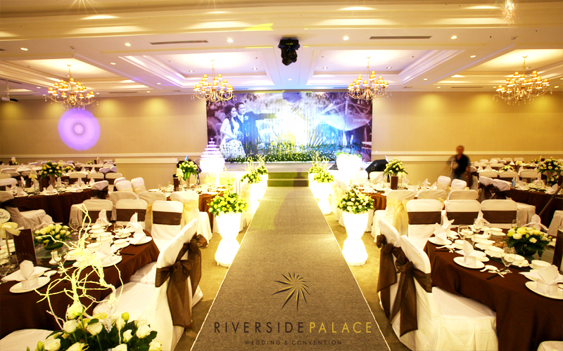 Bàn tiệc được trang trí tinh tế và lộng lẫy tại Riverside Palace