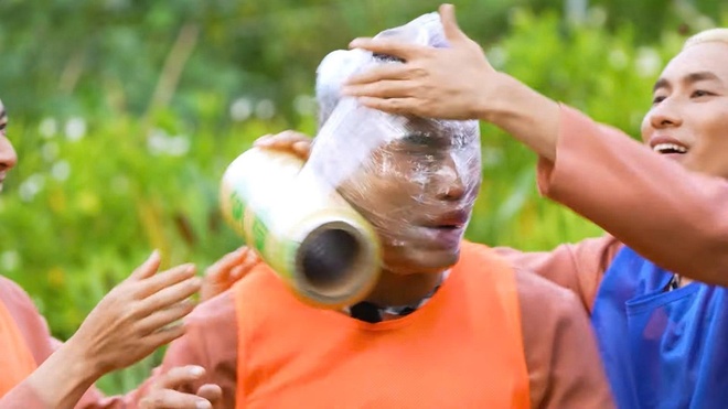 Lê Dương Bảo Lâm với khuôn mặt bị che kín