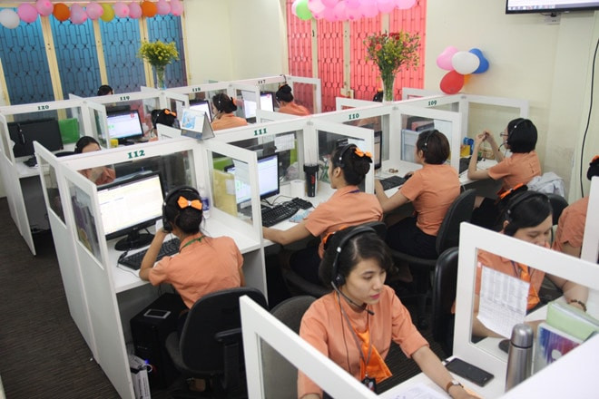 Đội ngũ nhân viên Phương Trang tận tình hỗ trợ hành khách lên xuống xe