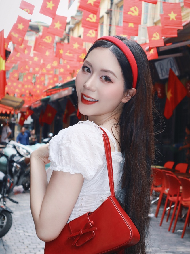 TikToker Hồng Hạnh duyên dáng trong trang phục do chính cô kinh doanh và quảng bá
