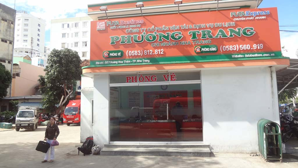 Khu vực sảnh chờ rộng rãi và sạch sẽ tại một bến xe của Phương Trang