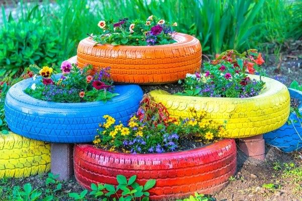 Thiết kế vườn hoa nhỏ đẹp với lốp xe tái chế
