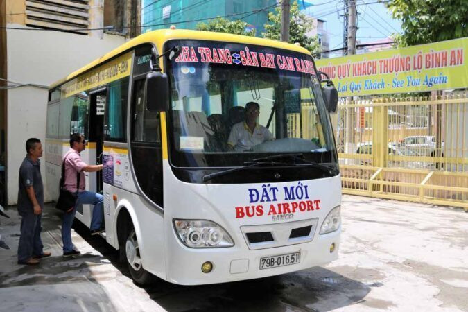 Tuyến xe buýt Nha Trang Cam Ranh đón khách tại điểm dừng