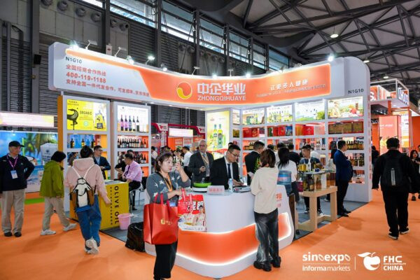 Góc trưng bày sản phẩm đồ hộp và nguyên liệu thô tại hội chợ, một trong những sản phẩm mà CÔNG TY TNHH THƯƠNG MẠI I SHOW có thể nhập khẩu.