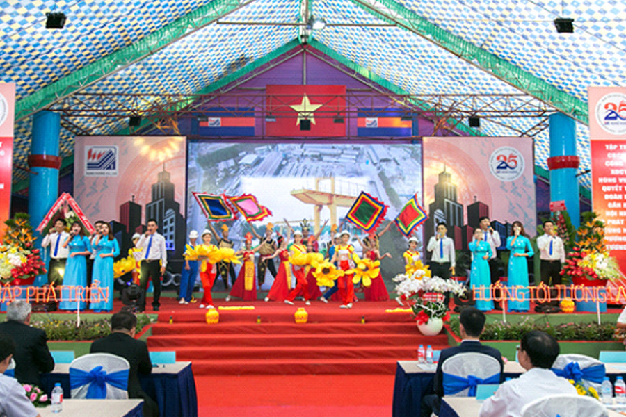 Cán bộ CNV allintitle:công ty tnhh xây dựng công trình hùng vương hát bài Tuổi trẻ Hùng Vương trong lễ kỷ niệm 25 năm