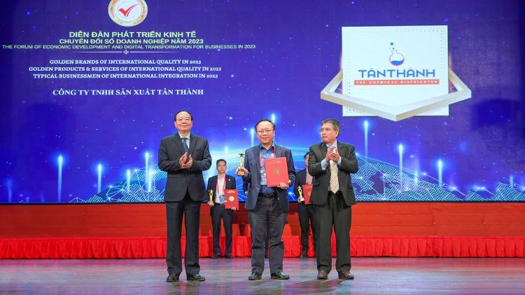 Ông Nguyễn Đức Việt, Phó Chủ tịch HĐQT Công ty TNHH Sản xuất Tân Thành, nhận chứng nhận "Thương hiệu Vàng chất lượng quốc tế 2023"